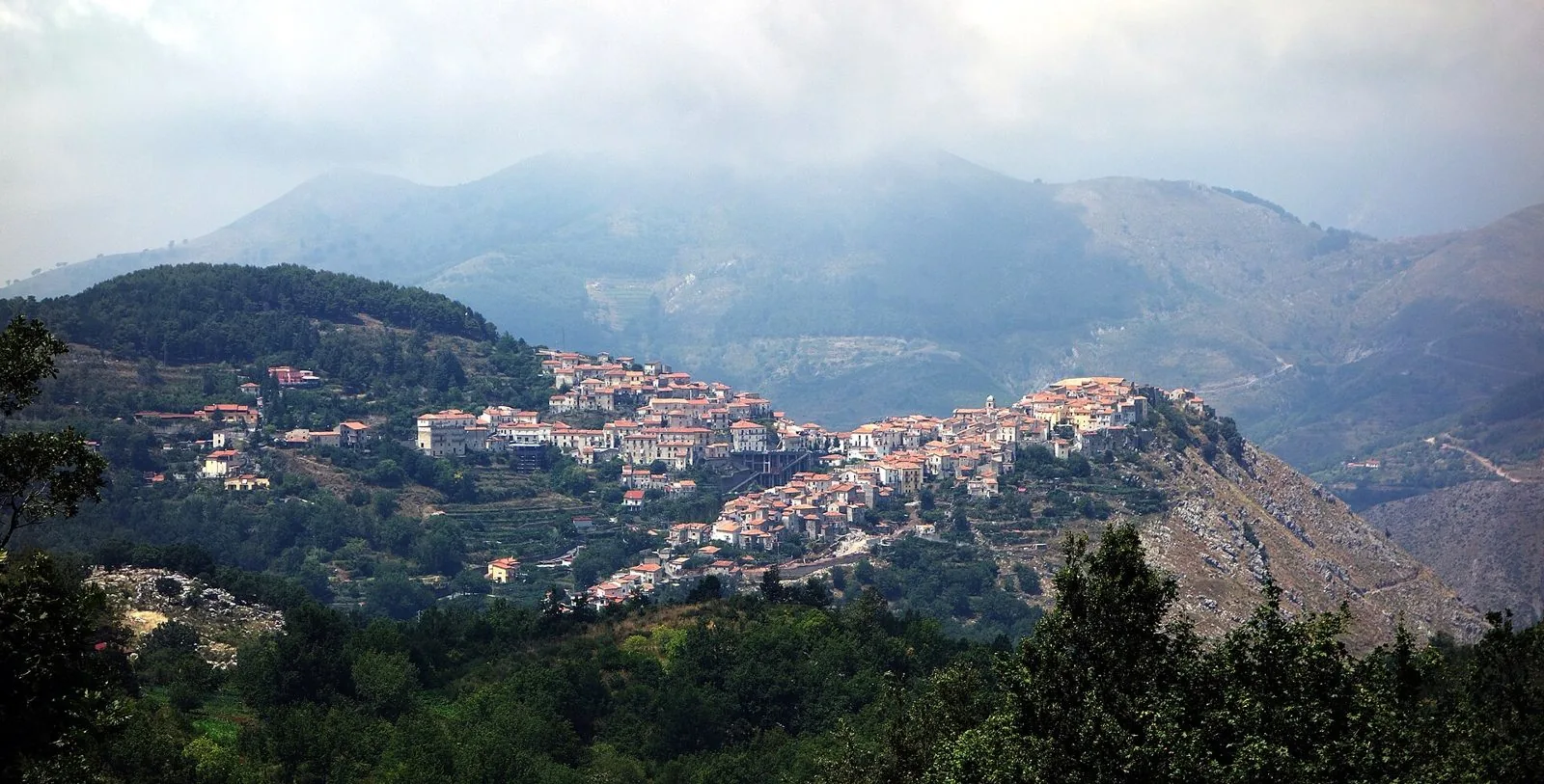 Panorama del borgo di Aieta sulle colline tra i monti