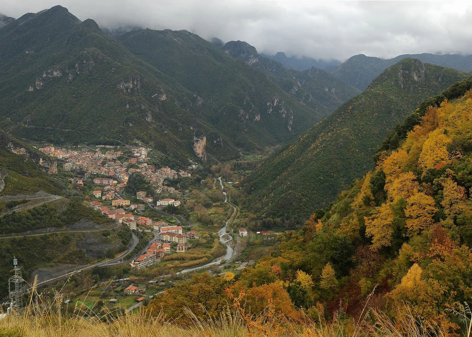 Orsomarso e la sua valle tra i monti con i colori dell'autunno