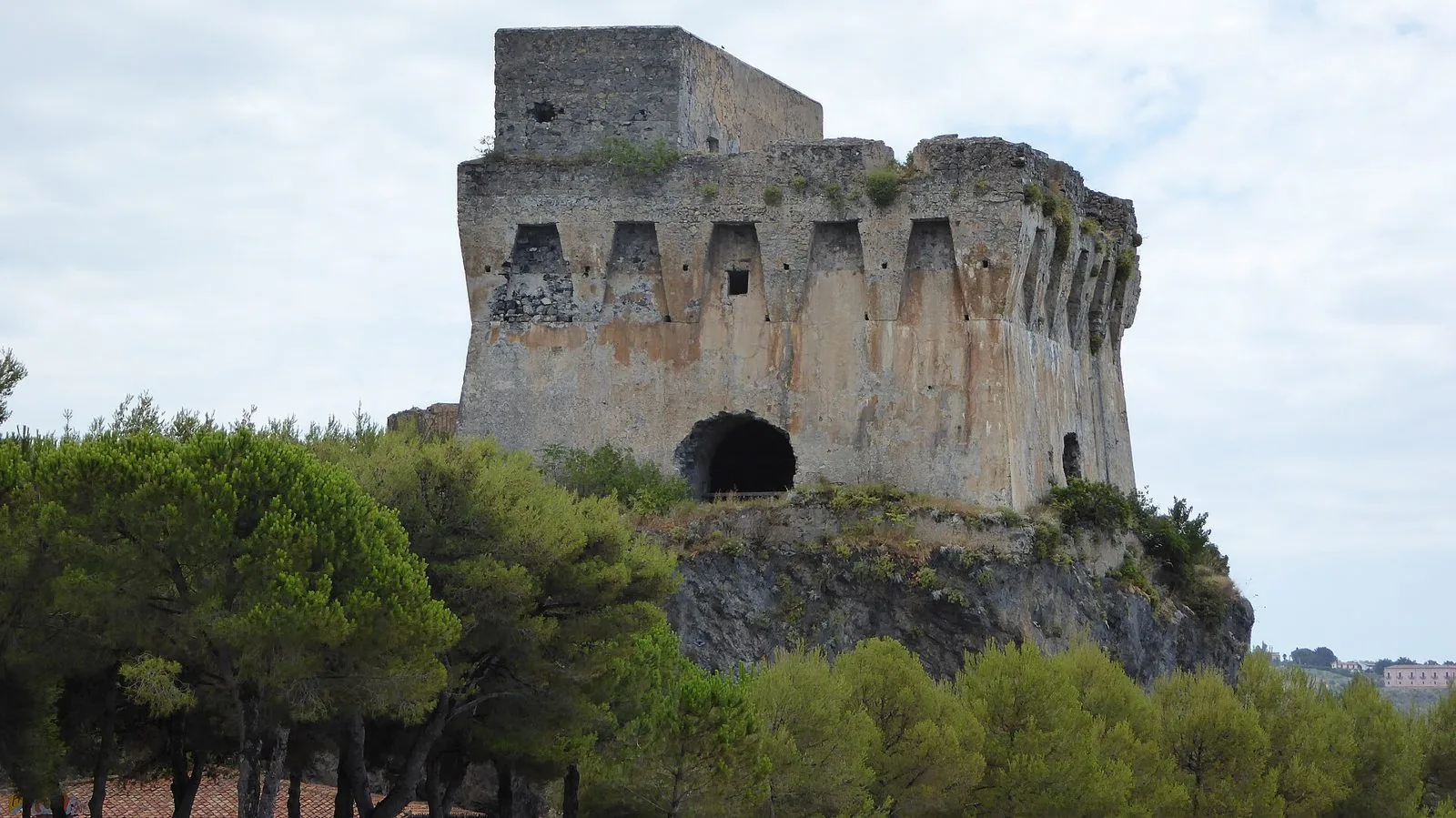 La Torre di Fiuzzi sul faraglione della scogliera a Praia a Mare, tra i pini marittimi