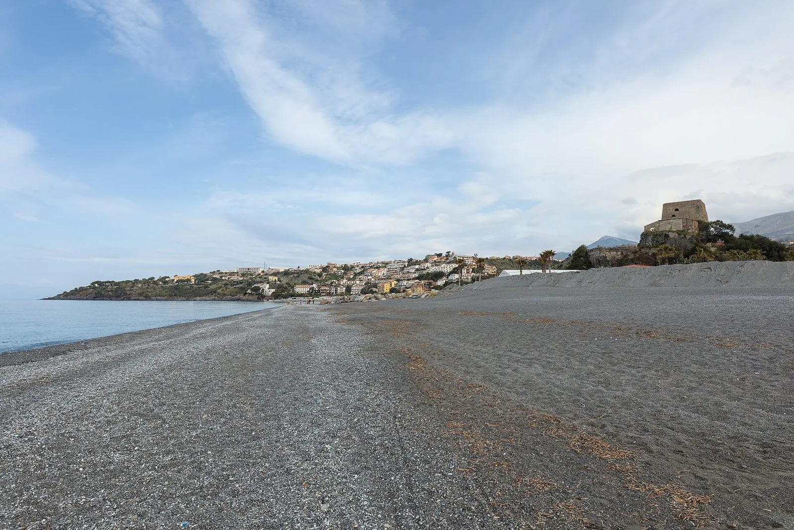 Ampia spiaggia di Scalea con la Torre Talao