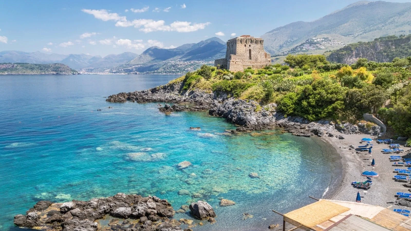 Una torre costiera affacciata su una caletta della Riviera dei Cedri